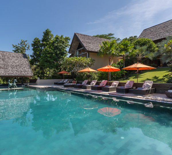 Villa vs Hotel: Which is Better for Large Groups?