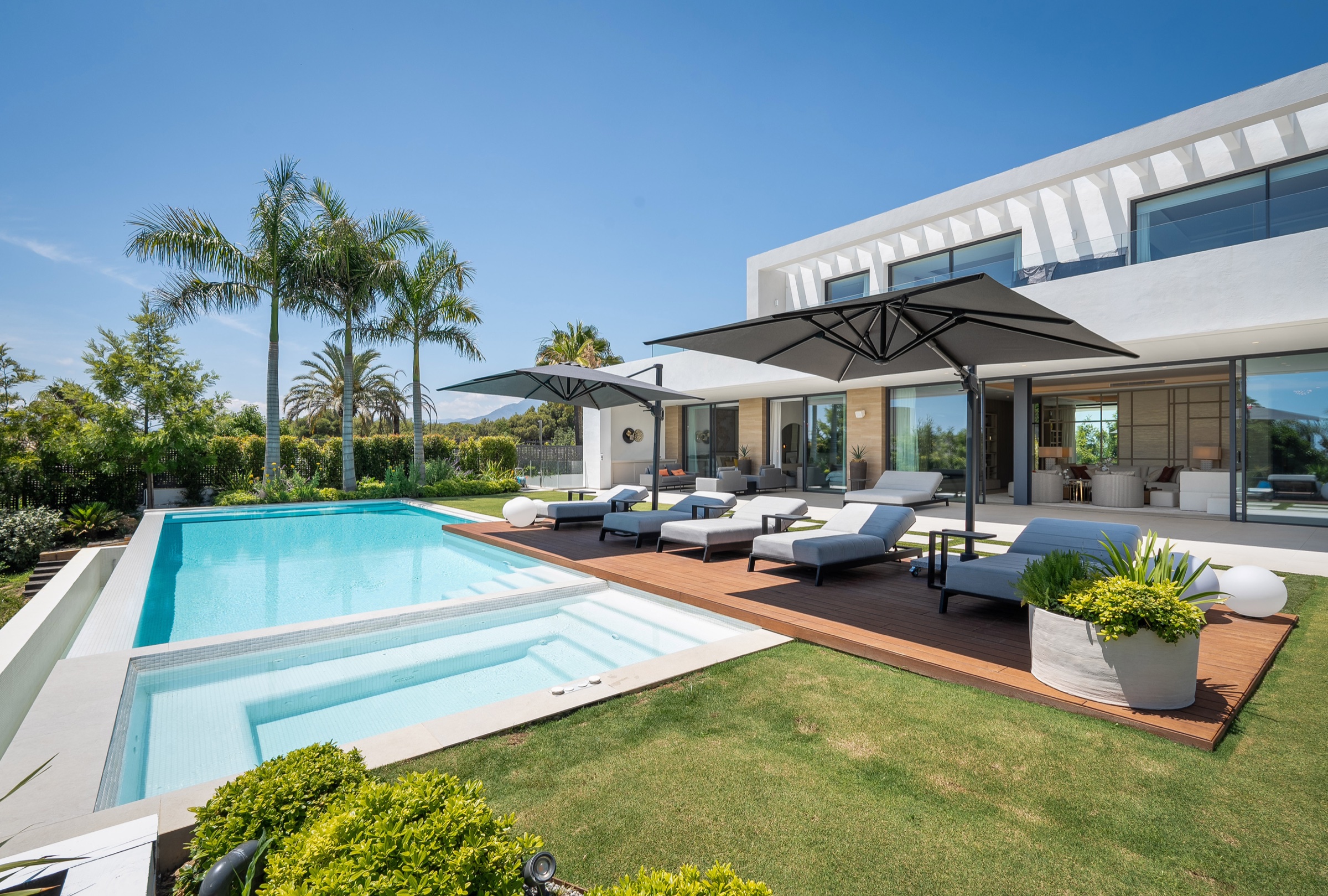 Marbella Luxury Villas with Private Chef: In-Villa Dining, Menus & Costs